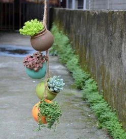 Plantenhangers - 4 Bloempotjes Aan Een Touw - Hangpotten Voor Binnen En Buiten - Hangpot Schutting - 4 Kleuren Incl. Touw -Buitentuinwinkel 1090x1200