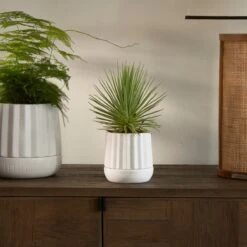 Riviera Maison Plantenbak Rond, Bloempot Met Ribbel - RM Let It Grow Planter - Wit - Porselein - Maat S -Buitentuinwinkel 1200x1200 1132