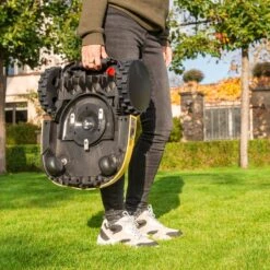 Powerplus POWXG6305 Robotmaaier - 18V - Voor Gazons Tot Ca. 500m² - Maaibreedte 180mm - Incl. Laadstation En Accessoires -Buitentuinwinkel 1200x1200 1494