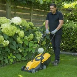 Powerplus POWXG6212T Elektrische Grasmaaier - Grasmachine Voor Kleine En Middelgrote Tuin - 1300W - Maaibreedte 320mm - Verstelbare Maaihoogte - 30L Opvangbak - Incl. Grastrimmer 250W -Buitentuinwinkel 1200x1200 1819