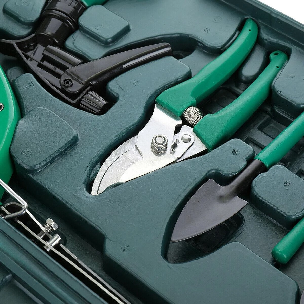 Merkloos 10-Delige Tuingereedschap Set Inclusief Opbergkoffer - Tuinierset - Tuinsetje - Gereedschap Voor Tuin - Tuinschaar - Tuinschepje - Bloemenschaar - Voegenkrabber - Plantenspuit - Grasschaar - Bloemenschep - Tuinhark 6 Merkloos 10-Delige Tuingereedschap Set Inclusief Opbergkoffer - Tuinierset - Tuinsetje - Gereedschap Voor Tuin - Tuinschaar - Tuinschepje - Bloemenschaar - Voegenkrabber - Plantenspuit - Grasschaar - Bloemenschep - Tuinhark - Afbeelding 4