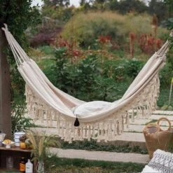 QUVIO Hangmat Voor In De Tuin - Tuinstoelen - Reishangmat Voor Camping, Outdoor En Reizen - Hamock - Katoen Ademend - Maximale Belasting Van 250KG - Lig Oppervlak Van 180 Cm - Geschikt Voor 1 Persoon - Beige -Buitentuinwinkel 1200x1200 2452