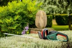 Bosch UniversalHedgeCut 60 Heggenschaar - Op Snoer - Lengte 60 Cm 15 Bosch UniversalHedgeCut 60 Heggenschaar - Op Snoer - Lengte 60 Cm -Buitentuinwinkel 1200x800 204