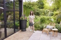 Elho Green Basics Regenton Plus 105 - Regenton Voor Kweken En Oogsten - Ø 58.4 X H 80.4 Cm - Zwart/Living Black 10 Elho Green Basics Regenton Plus 105 - Regenton Voor Kweken En Oogsten - Ø 58.4 X H 80.4 Cm - Zwart/Living Black -Buitentuinwinkel 1200x801