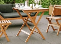 Bistro Set Hout Balkonset FSC – Patio Set Tuin – Houten Frans Tuinsetje – Kleine Tuinset – Complete Kleine Balkon Tafelset Met Gratis Bijzettafel – Hardhout FSC Balkonstoelen & Balkon Tafel - Tuintafel En Stoelen - Bistroset Van Hout – Balcony Set -Buitentuinwinkel 1200x857 14