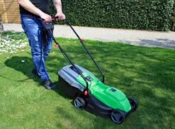 Profeco Elektrische Grasmaaier 1000W - Grasmaaimachine Met 320mm Maaibreedte En Instelbare Maaihoogte - Incl. 30 Liter Opvangbak 15 Profeco Elektrische Grasmaaier 1000W - Grasmaaimachine Met 320mm Maaibreedte En Instelbare Maaihoogte - Incl. 30 Liter Opvangbak -Buitentuinwinkel 1200x888 4