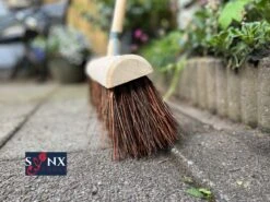 Synx Tools Gemeente Bezem 45 Cm - Straatbezem / Stadsbezem - Steel 150 Cm - Harde Natuurvezels - Bezemsteel - Bezems - Schrobborstels - Veger - Buitenbezem -Tuinbezem 8 Synx Tools Gemeente Bezem 45 Cm - Straatbezem / Stadsbezem - Steel 150 Cm - Harde Natuurvezels - Bezemsteel - Bezems - Schrobborstels - Veger - Buitenbezem -Tuinbezem -Buitentuinwinkel 1200x899 17