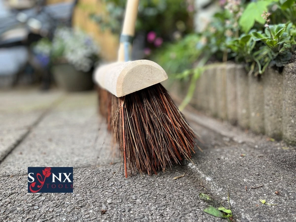 Synx Tools Gemeente Bezem 45 Cm - Straatbezem / Stadsbezem - Steel 150 Cm - Harde Natuurvezels - Bezemsteel - Bezems - Schrobborstels - Veger - Buitenbezem -Tuinbezem 5 Synx Tools Gemeente Bezem 45 Cm - Straatbezem / Stadsbezem - Steel 150 Cm - Harde Natuurvezels - Bezemsteel - Bezems - Schrobborstels - Veger - Buitenbezem -Tuinbezem - Afbeelding 3
