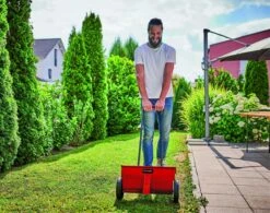 Einhell Strooiwagen GC-SR 12 (12 L - 45 Cm Strooibreedte - Dubbele Duwstang - Kliksluiting Aan Beide Zijden - Verstelhendel - Corrosiebestendige Rol - Behuizing Van Breukvast Kunststof) -Buitentuinwinkel 1200x949 1