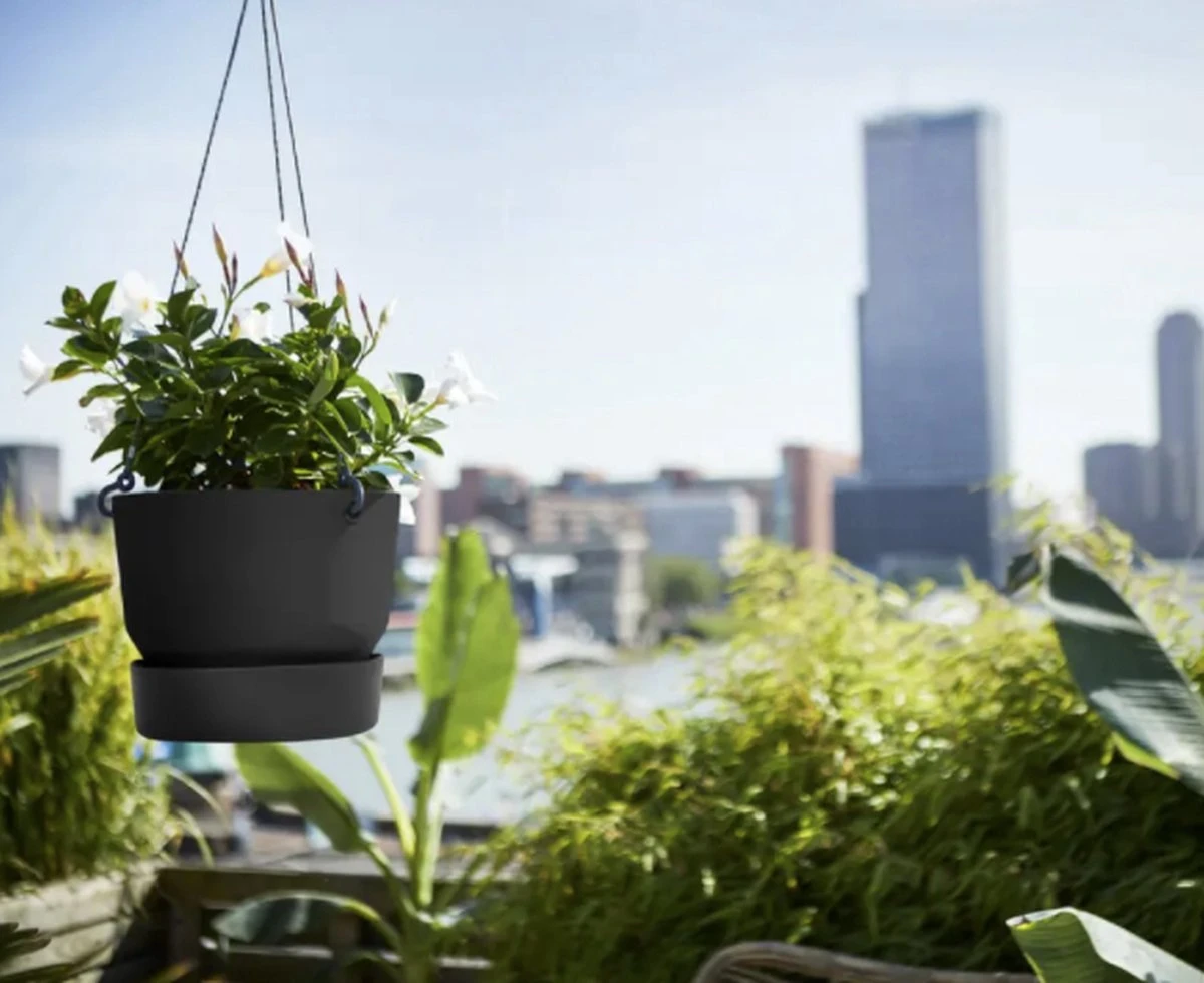 Elho Greenville Hangschaal 24 - Bloempot Voor Balkonbuiten - Ø 23.5 X H 20.5 Cm - Zwart/Living Black 4 Elho Greenville Hangschaal 24 - Bloempot Voor Balkonbuiten - Ø 23.5 X H 20.5 Cm - Zwart/Living Black - Afbeelding 2