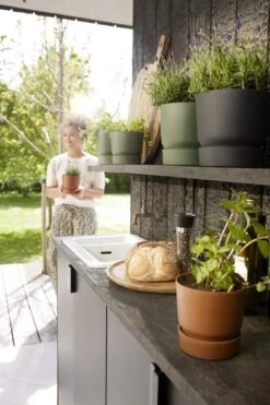 Elho Greenville Rond 30 - Grote Bloempot Voor Buiten - Gemaakt Van Gereycled Plastic - Ø 29.5 X H 27.8 Cm - Living Black -Buitentuinwinkel 800x1200 127