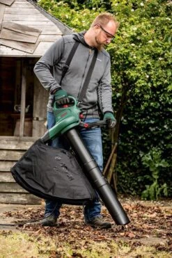 Bosch UniversalGardenTidy 3000 Bladblazer - Op Snoer - 3000 W 23 Bosch UniversalGardenTidy 3000 Bladblazer - Op Snoer - 3000 W -Buitentuinwinkel 800x1200 207