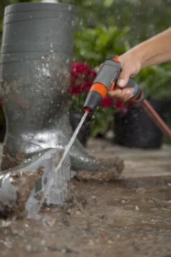 GARDENA - Comfort Reinigingsbroes - Spuitpistool - Traploos Instelbaar 19 GARDENA - Comfort Reinigingsbroes - Spuitpistool - Traploos Instelbaar -Buitentuinwinkel 800x1200 49