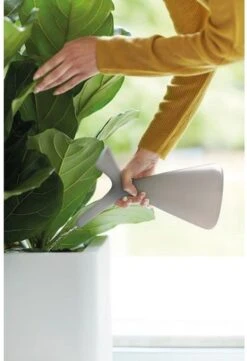 Elho Plunge Gieter 20 - Gieter Voor Binnenaccessoires - Ø 15.0 X H 29.5 Cm - Grijs/Warm Grijs -Buitentuinwinkel 820x1200