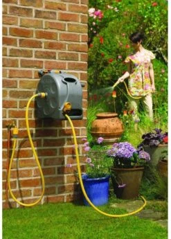 Hozelock Compact Enclosed Reel 2 In 1 - 25 Meter - Slangbox En Muurhaspel In één - Grijs -Buitentuinwinkel 858x1200