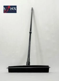 Synx Tools Zachte Bezem Rubberen Zwart 30cm Vloertrekker Binnen Bezem - Pet Hair Remover Bezems - Huisdierhaar Verwijderaar En Kappersbezem Met Steel - Vloertrekkers Met Bezemsteel - Vloertrekker Badkamer - 60/120 Cm Steel -Buitentuinwinkel 885x1200