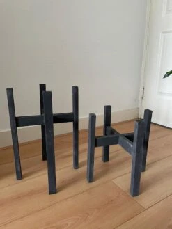 Plantenstandaard Binnen - Set Van 2 - Diameter Tot 24 Cm - Plantenkruk - Bloempotten Voor Binnen - Plantentafeltje Voor Binnen - Bloempot Standaard - Plantenstandaard - Hout - Mat Zwart/Donkergrijs -Buitentuinwinkel 900x1200 41