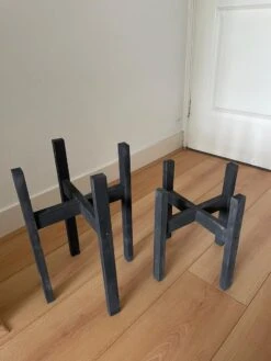 Plantenstandaard Binnen - Set Van 2 - Diameter Tot 24 Cm - Plantenkruk - Bloempotten Voor Binnen - Plantentafeltje Voor Binnen - Bloempot Standaard - Plantenstandaard - Hout - Mat Zwart/Donkergrijs -Buitentuinwinkel 900x1200 42