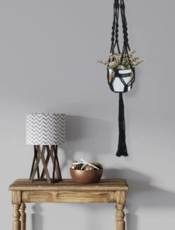 4 Stuks Zwarte Macrame Plantenhangers - Boho Handgeweven Katoen Hangpot Voor Binnen/Buiten - Hangende Bloempot Met Kralen - Macramé Touw/Koord Hangplant Houder - Bohemian Wandhanger Decoratie - Plant Hanger - Verticale Tuin Bloempothouder Planthanger -Buitentuinwinkel 912x1200